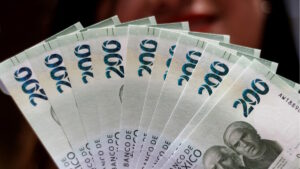 El peso mexicano se deprecia 2.61 % en abril, pero registra avance en lo que va del año